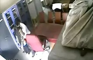 केन्ज़ी बिक्री करने के लिए उसे इंग्लिश की सेक्सी मूवी किशोरों की बिल्ली का उपयोग करता है