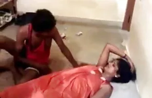 गृहिणी धोखा देती है पर पति दिन इंग्लिश सेक्सी मूवी में