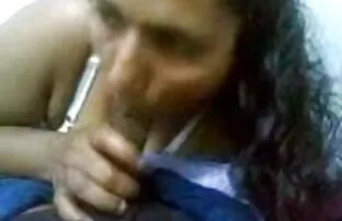 एक सेक्सी फिल्म सेक्सी इंग्लिश बड़े आदमी से कुछ डिक लेता है