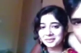 काले चमड़े के दस्ताने और गुलाबी ब्रा में किशोरों की श्यामला बेब मालकिन इंग्लिश मूवी सेक्सी धूम्रपान