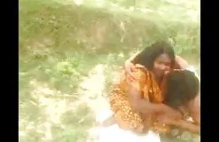 नग्न घर के बाहर