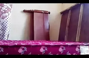 परिपक्व सुनहरे बालों वाली 55 साल मूवी सेक्सी इंग्लिश फिल्म में एक पार्किंग