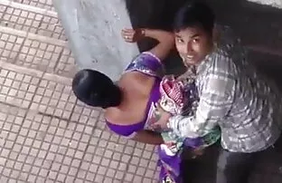 Busty इंग्लिश में सेक्सी मूवी Avy पर ले जाता है